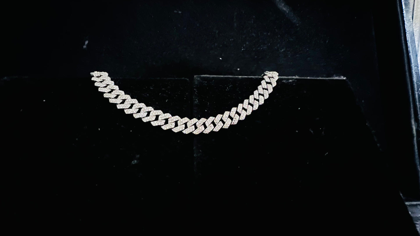 Stylish diamond Cuban chain bracelet with pavé-set diamonds, featuring bold interlocking links for a luxury statement look.