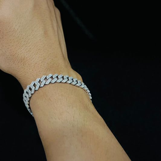 Stylish diamond Cuban chain bracelet with pavé-set diamonds, featuring bold interlocking links for a luxury statement look.